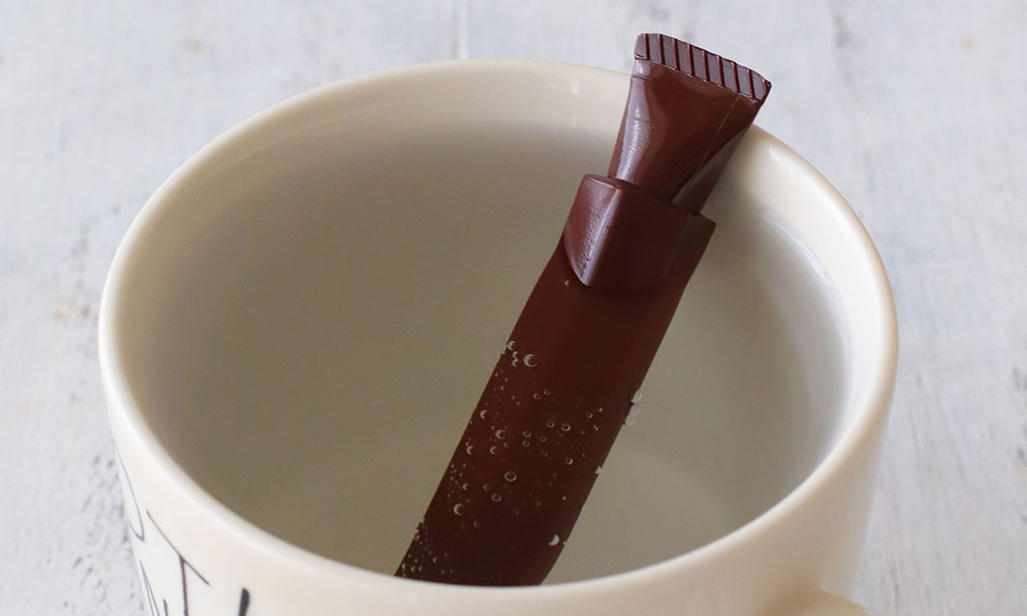【1】チョコペンを約50℃のお湯につけて溶かす。
