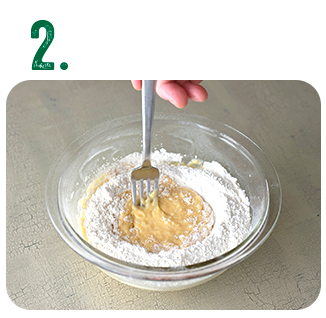 ムラヨシMIXとレモンピールを加え、粉けがなくなるまで混ぜる。