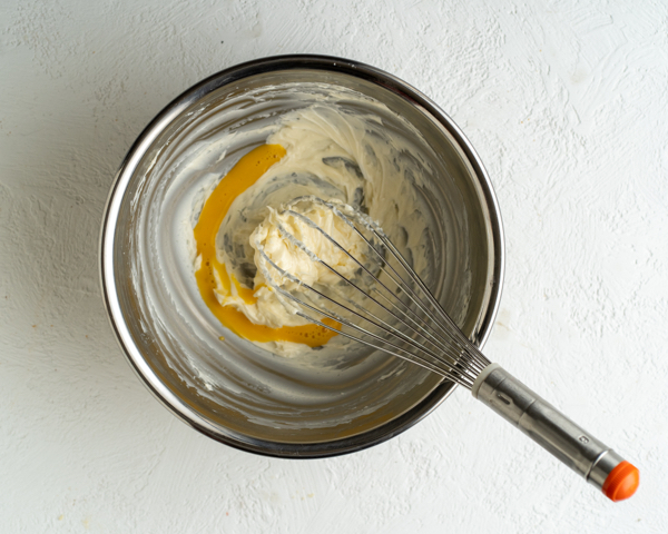 【1】バターに卵を入れ、混ぜる。