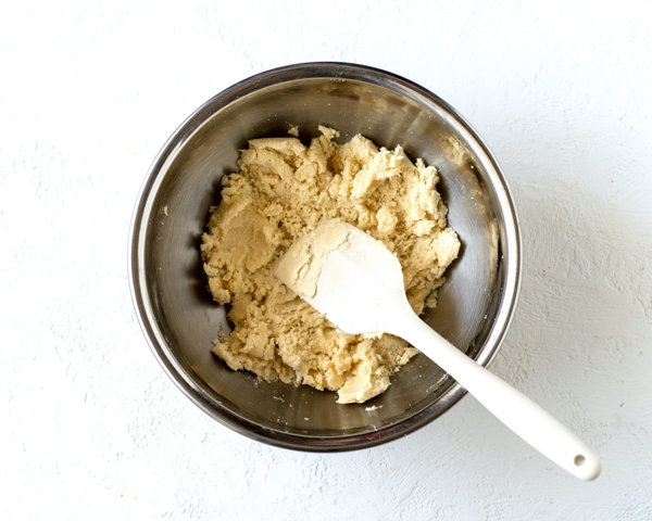 【1】バターに粉類を入れ、混ぜる。