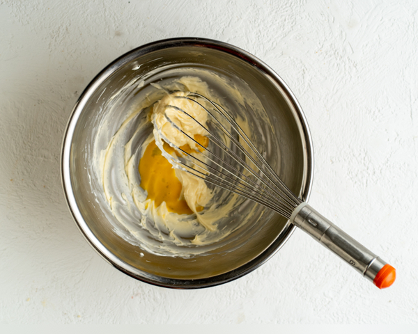 【1】バターに卵を入れ、混ぜる。