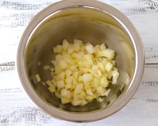 【1】玉ねぎを刻み、オリーブオイルと塩こしょうを加えて混ぜ合わせる