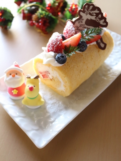 いちごとブルーベリーのクリスマスロールケーキ ひなちゅん お菓子 パンのレシピや作り方 Cotta コッタ