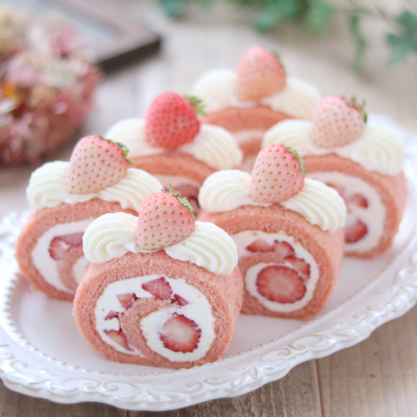 いちごロールケーキのレシピ【いちごパウダーでピンク色♪】
