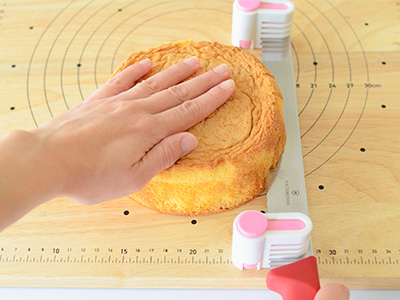スポンジケーキが均一にスライスできない 原因と切り方のコツは お菓子 パン材料 ラッピングの通販 Cotta コッタ